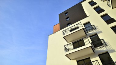 Konut kompleksindeki daireler. Modern evdeki konut binası. Emlak yatırımının mimarisi. ve mimari detaylar. Şehir soyutu - apartmanın pencereleri.