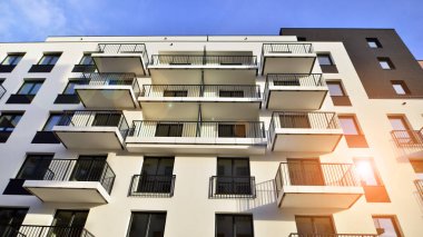 Konut kompleksindeki daireler. Modern evdeki konut binası. Emlak yatırımının mimarisi. ve mimari detaylar. Şehir soyutu - apartmanın pencereleri.