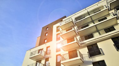 Konut kompleksindeki daireler. Modern evdeki konut binası. Emlak yatırımının mimarisi. ve mimari detaylar. Şehir soyutu - apartmanın pencereleri.