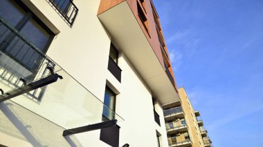 Konut kompleksindeki daireler. Modern evdeki konut binası. Emlak yatırımının mimarisi. ve mimari detaylar. Şehir soyutu - apartmanın pencereleri.