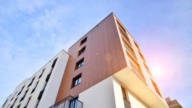 Konut kompleksindeki daireler. Modern evdeki konut binası. Emlak yatırımının mimarisi. ve mimari detaylar. Şehir soyutu - apartmanın pencereleri.