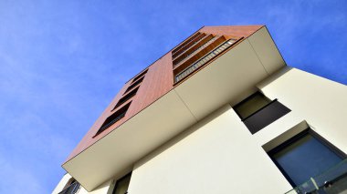 Konut kompleksindeki daireler. Modern evdeki konut binası. Emlak yatırımının mimarisi. ve mimari detaylar. Şehir soyutu - apartmanın pencereleri.