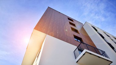 Konut kompleksindeki daireler. Modern evdeki konut binası. Emlak yatırımının mimarisi. ve mimari detaylar. Şehir soyutu - apartmanın pencereleri.