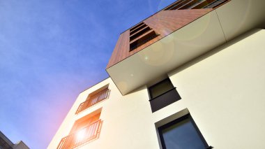 Konut kompleksindeki daireler. Modern evdeki konut binası. Emlak yatırımının mimarisi. ve mimari detaylar. Şehir soyutu - apartmanın pencereleri.