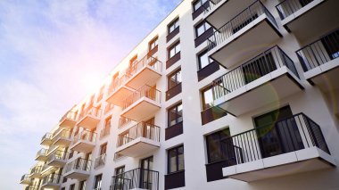 Konut kompleksindeki daireler. Modern evdeki konut binası. Emlak yatırımının mimarisi. ve mimari detaylar. Şehir soyutu - apartmanın pencereleri.