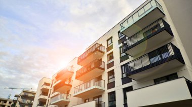 Konut kompleksindeki daireler. Modern evdeki konut binası. Emlak yatırımının mimarisi. ve mimari detaylar. Şehir soyutu - apartmanın pencereleri.