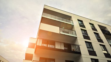 Konut kompleksindeki daireler. Modern evdeki konut binası. Emlak yatırımının mimarisi. ve mimari detaylar. Şehir soyutu - apartmanın pencereleri.