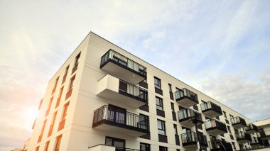 Konut kompleksindeki daireler. Modern evdeki konut binası. Emlak yatırımının mimarisi. ve mimari detaylar. Şehir soyutu - apartmanın pencereleri.