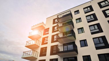 Konut kompleksindeki daireler. Modern evdeki konut binası. Emlak yatırımının mimarisi. ve mimari detaylar. Şehir soyutu - apartmanın pencereleri.