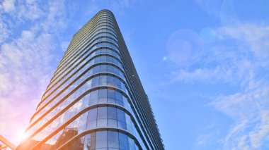 İş bölgesinde büyük bir konut. Kule camla kaplı. Modern kentsel yaşam bölgeleri. Alt görünüm.