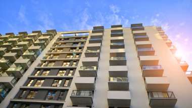 Modern konut binaları arasındaki dar geçit. Yüksek binalardan oluşan duvarlar ve aralarında dar bir gökyüzü şeridi. Modern kentsel yaşam bölgeleri. Alt görünüm.