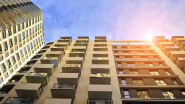 Modern konut binaları arasındaki dar geçit. Yüksek binalardan oluşan duvarlar ve aralarında dar bir gökyüzü şeridi. Modern kentsel yaşam bölgeleri. Alt görünüm.