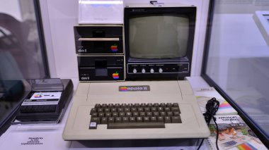 Varşova, Polonya. 10 Şubat 2023. Apple Müzesinin içinde. Apple II bilgisayarı.