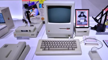 Varşova, Polonya. 10 Şubat 2023. Apple Müzesinin içinde. Macintosh 128K bilgisayar.