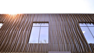 Modern şehir geometrisinin bir parçası. Çelik ve camdan yapılmış duvar ofis binası..