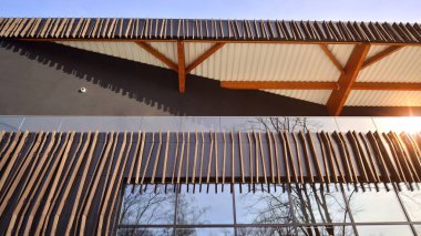 Modern şehir geometrisinin bir parçası. Çelik ve camdan yapılmış duvar ofis binası..