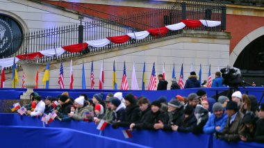 Varşova, Polonya. 21 Şubat 2023. Başkan Joe Biden 'ın Varşova Kraliyet Kalesi Bahçeleri' ndeki konuşması sırasında seyirciler....