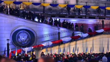 Varşova, Polonya. 21 Şubat 2023. Başkan Joe Biden 'ın Varşova Kraliyet Kalesi Bahçeleri' ndeki konuşması sırasında seyirciler....