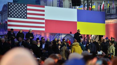 Varşova, Polonya. 21 Şubat 2023. Başkan Joe Biden 'ın Varşova Kraliyet Kalesi Bahçeleri' nde yaptığı konuşmada Polonya siyasi sınıfından oluşan bir dinleyici kitlesi.