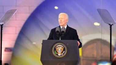 Varşova, Polonya. 21 Şubat 2023. ABD Başkanı Joe Biden, Varşova Kraliyet Kalesi Bahçeleri 'nde. Rusya 'nın Ukrayna' yı işgalinin yıldönümünde yaptığı konuşma, Polonya ziyareti kapsamında gerçekleşti..