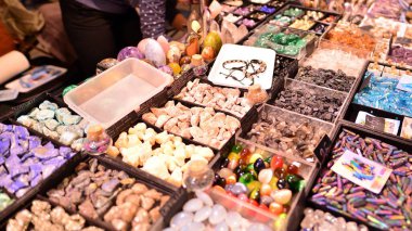 Varşova, Polonya. 5 Mart 2023. Varşova Mineral Fuarı 2023. Farklı boyutlarda renkli taşlar bir rafta duruyordu. Yarı değerli taşların sergilenmesi.