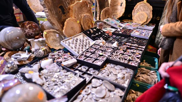 Varşova, Polonya. 5 Mart 2023. Varşova Mineral Fuarı 2023. Farklı boyutlarda renkli taşlar bir rafta duruyordu. Yarı değerli taşların sergilenmesi.