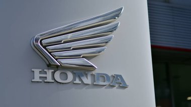 Varşova, Polonya. 8 Mart 2023. Honda imzalayın. Şirket tabelası Honda.