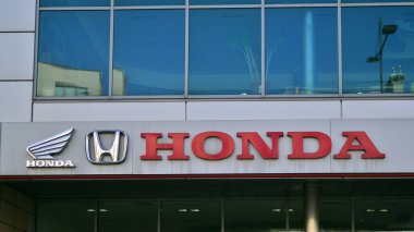 Varşova, Polonya. 8 Mart 2023. Honda imzalayın. Şirket tabelası Honda.