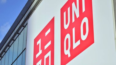 Varşova, Polonya. 8 Mart 2023. Uniqlo imzala. Şirket tabelası Uniqlo.