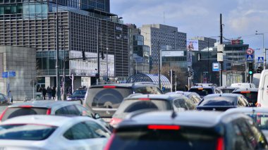 Varşova, Polonya. 8 Mart 2023. Şehrin şehir merkezinde trafik sıkışıklığında araba trafiği. Araba kirliliği, bütün gün trafik sıkışıklığı.