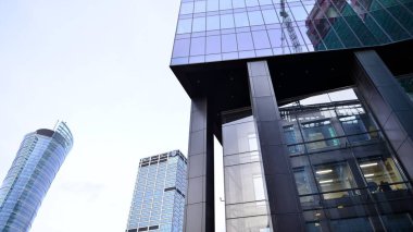 Varşova, Polonya. 8 Mart 2023. Daszynski kavşağında. Varşova şehir merkezinin finans bölgesinde gökdelenler.