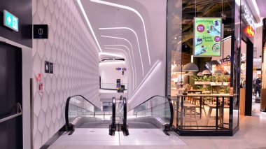 Varşova, Polonya. 8 Mart 2023. Alışveriş merkezinin önünden geçen insanlar. Alışveriş bölümü Varşova HUB. Geniş bir restoran ve mağaza yelpazesi var.. 