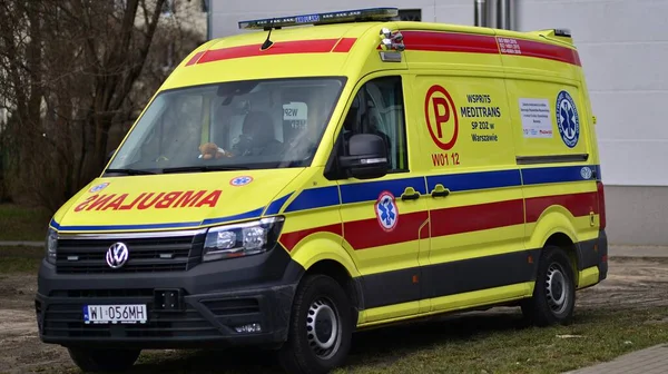 Varşova Polonya Mart 2023 Ambulans Arabası Volkswagen Taşıyıcı Şehir Caddesinde — Stok fotoğraf