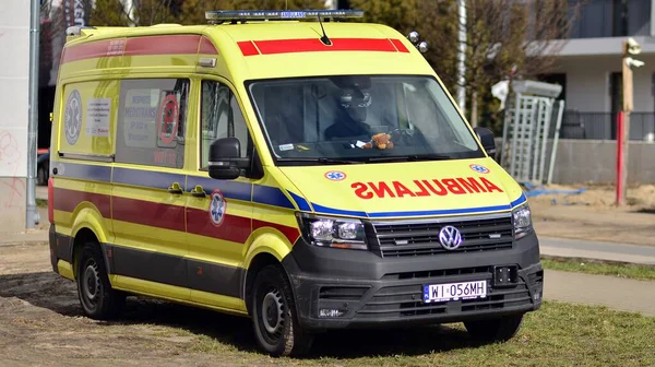 Varşova Polonya Mart 2023 Ambulans Arabası Volkswagen Taşıyıcı Şehir Caddesinde — Stok fotoğraf