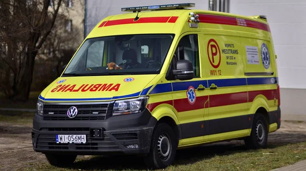 ポーランドのワルシャワ 2023年3月8日 街中の救急車のフォルクスワーゲン トランスポーター — ストック写真