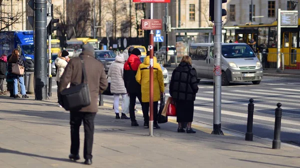 Varsóvia Polónia Março 2023 Pessoas Que Cruzam Uma Rua Cidade — Fotografia de Stock