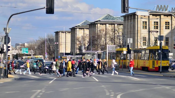 Warsaw Poland March 2023 People Crossing City Street Pedestrian Crossing — Stock Photo, Image