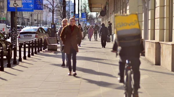 Varsovia Polonia Marzo 2023 Multitud Personas Caminando Por Una Acera — Foto de Stock