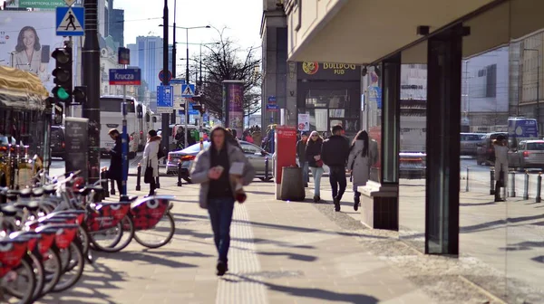 Варшава Польща Березня 2023 Натовп Людей Які Йдуть Міському Тротуару — стокове фото