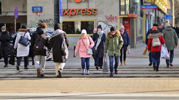 Varsovia Polonia Marzo 2023 Gente Cruzando Una Calle Ciudad Cruce — Foto de Stock