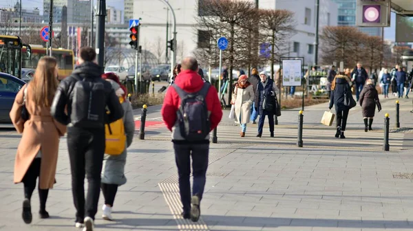 Varsó Lengyelország 2023 Március Egy Csomó Ember Sétál Városi Járdán — Stock Fotó