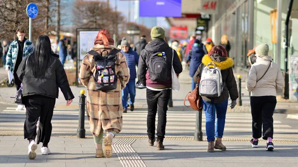Varsó Lengyelország 2023 Március Emberek Átlépik Város Utcáját Gyalogos Átkelőnél — Stock Fotó
