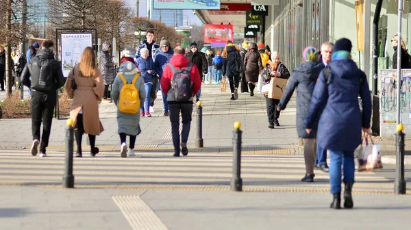 Varsó Lengyelország 2023 Március Emberek Átlépik Város Utcáját Gyalogos Átkelőnél — Stock Fotó