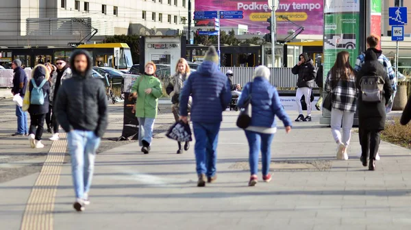 Varsóvia Polónia Março 2023 Pessoas Que Cruzam Uma Rua Cidade — Fotografia de Stock