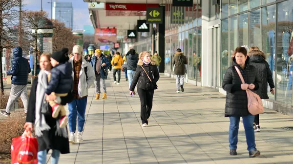 Варшава Польша Марта 2023 Года Толпа Людей Идущих Городскому Тротуару — стоковое фото