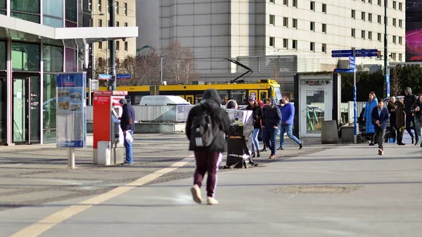 Warschau Polen März 2023 Menschenmassen Laufen Auf Einem Städtischen Bürgersteig — Stockfoto