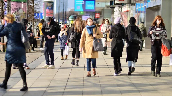 Varsovia Polonia Marzo 2023 Multitud Personas Caminando Por Una Acera — Foto de Stock