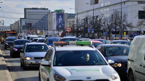 Varşova, Polonya. 8 Mart 2023. Şehrin şehir merkezinde trafik sıkışıklığında araba trafiği. Araba kirliliği, bütün gün trafik sıkışıklığı.