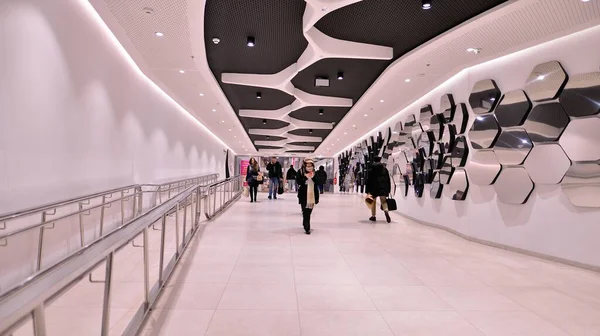 Βαρσοβία Πολωνία Μαρτίου 2023 Άνθρωποι Περπατούν Ένα Εμπορικό Κέντρο Μετά — Φωτογραφία Αρχείου