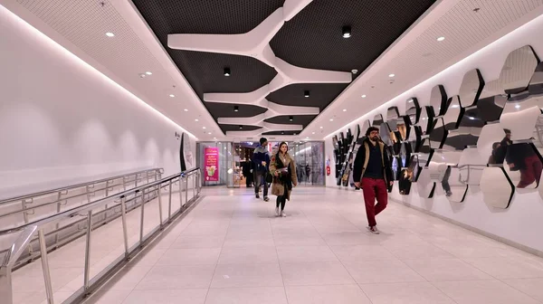 Varşova Polonya Mart 2023 Alışveriş Merkezinin Önünden Geçen Insanlar Alışveriş — Stok fotoğraf
